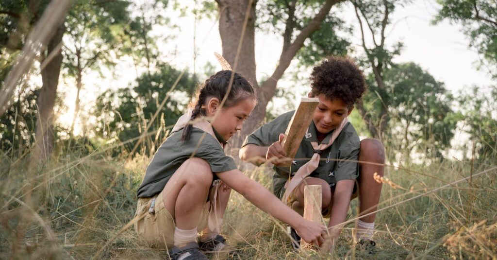 アウトドア活動中にナイフや火を扱う子供を見守る親の姿