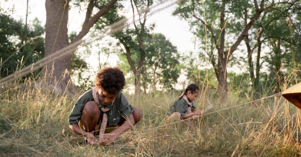 キャンプ場で子どもたちが冷やしうどんや焼きそばドッグを笑顔で食べている様子。トッピングバイキングも楽しげな雰囲気。