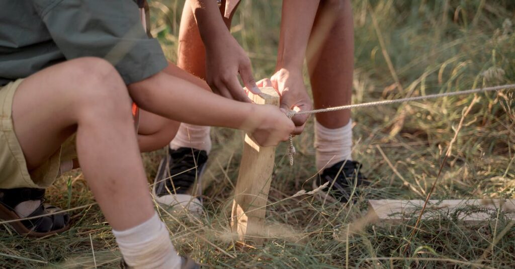 陶芸体験に挑戦する子供たちが粘土を使って作品を作っている様子