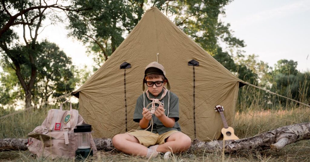 キャンプ場でホットサンドを笑顔で食べる子どもたち。とろけるチーズとベーコンの香ばしい香りが食欲をそそる。