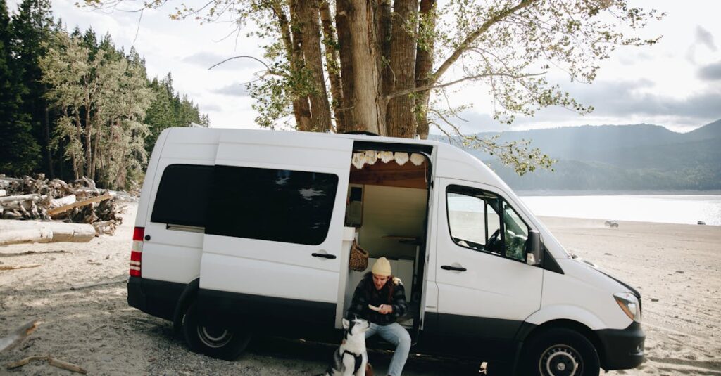 愛犬と自然の中で楽しむ犬連れキャンプの風景、他のキャンパーとの共存を意識したレイアウト