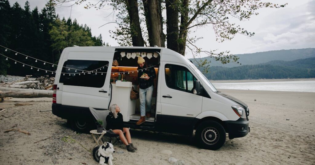 犬連れキャンプで守るべき三大マナーを示すシーン、安全で快適なアウトドアの雰囲気