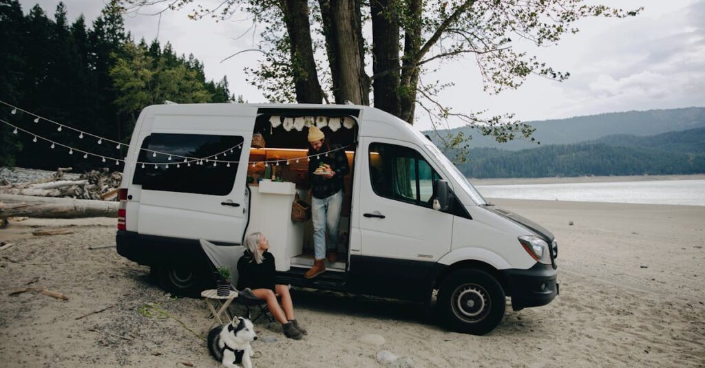 移動中の車内でリラックスしている犬と飼い主の様子