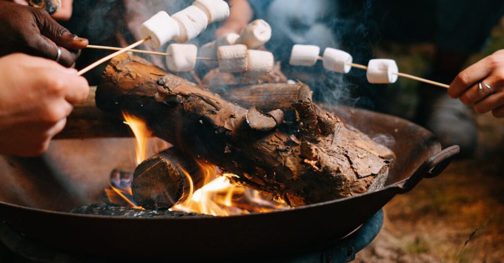キャンプ初心者が夕食で失敗しやすいポイントを焚き火の調理で表現した画像