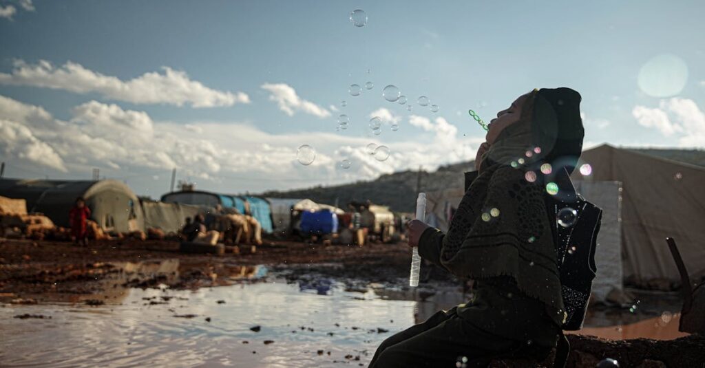 虫刺されや怪我に対応するため応急処置をしている家族