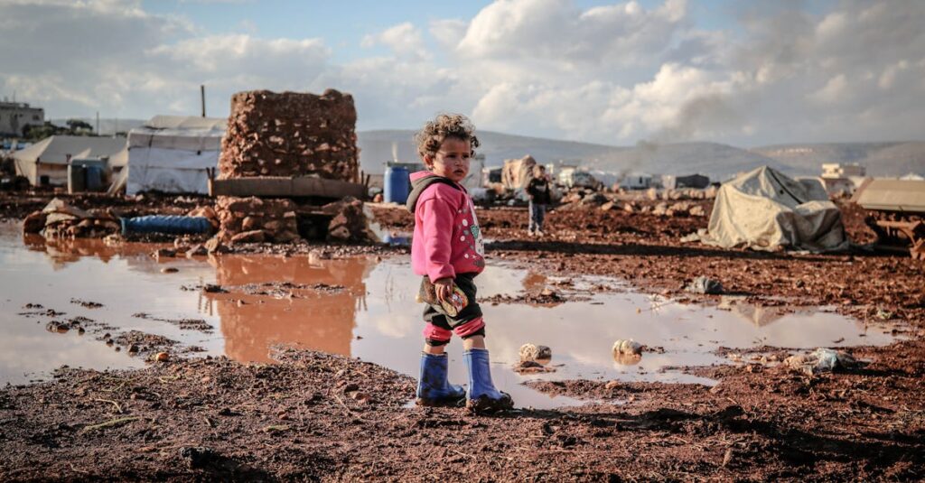 大雨に見舞われながらも工夫してキャンプを続ける男性