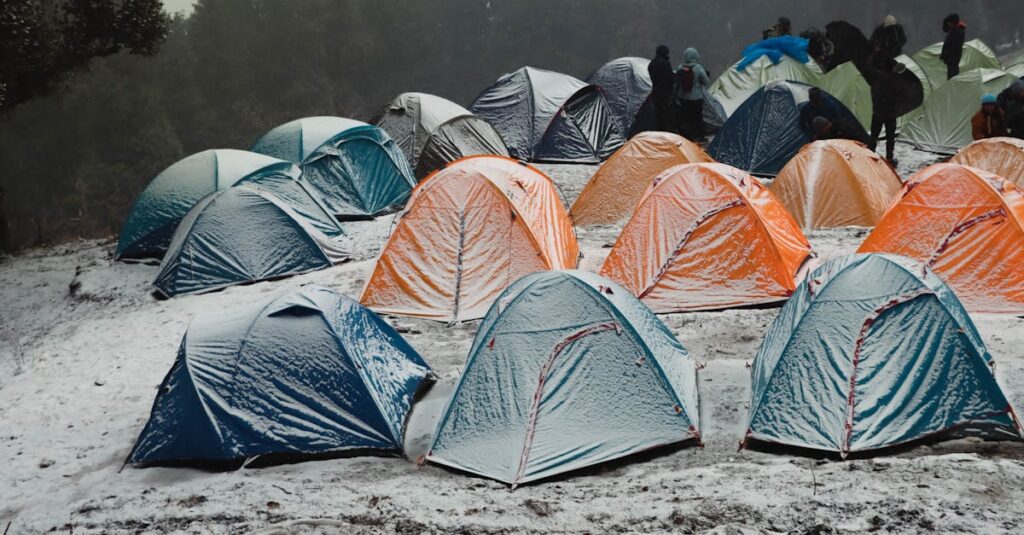 冬キャンプで快適に過ごすためのコットと寝袋の断熱・防寒セッティングを解説したイラスト付き図解。