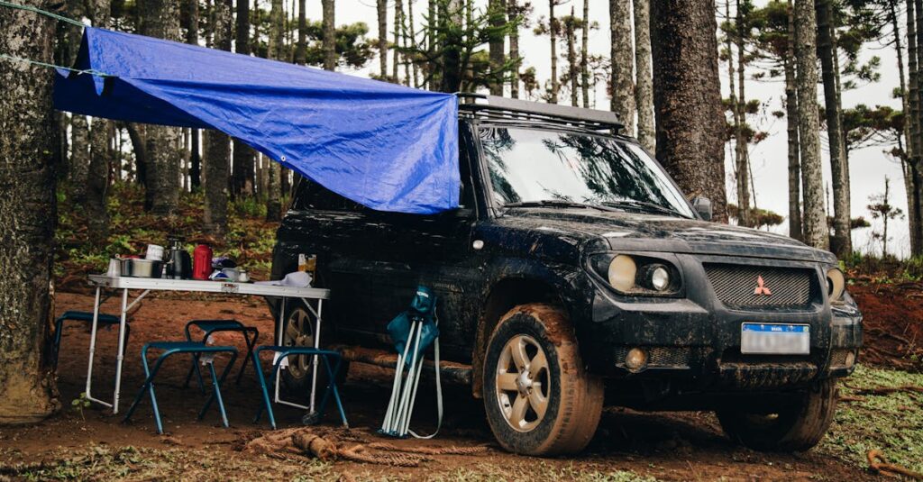 自然の中で快適に料理を楽しめるキャンプ用キッチンの設営イメージ