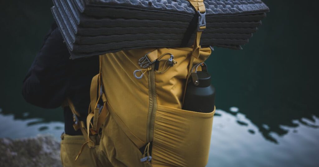 テントポールが壊れて応急処置をしているキャンパー