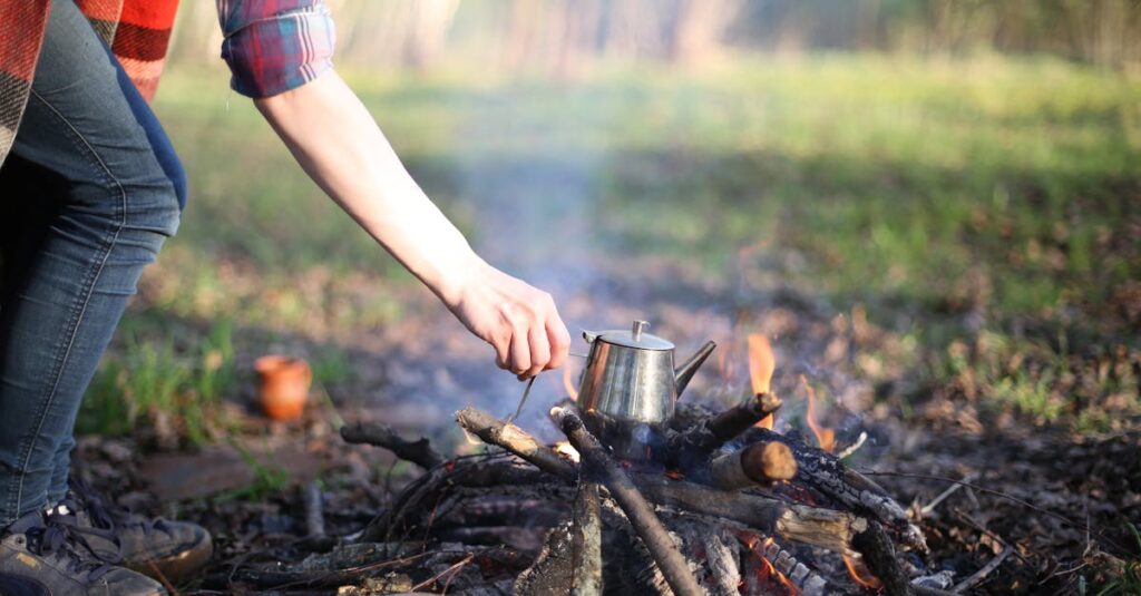 秋キャンプで安全に過ごすための注意点を守っている様子を描いた写真