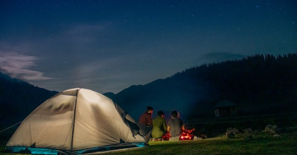 夜のキャンプで寒さと騒音に悩む初心者キャンパー