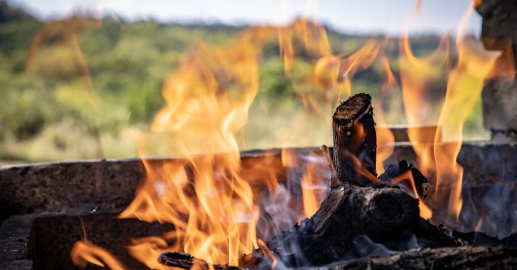 突然の雷雨に備えて安全な場所に避難するキャンパーの様子