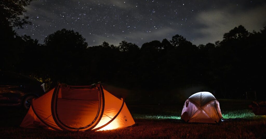 夜のキャンプで寒さと騒音に悩む初心者キャンパー