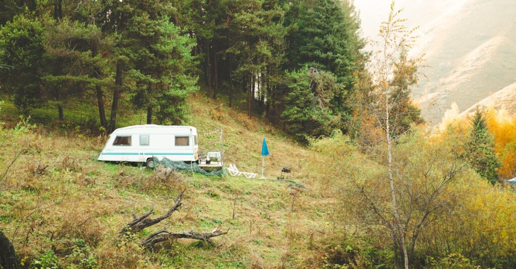 色づいた紅葉に囲まれた秋のキャンプ場で過ごす人々の様子を写した写真