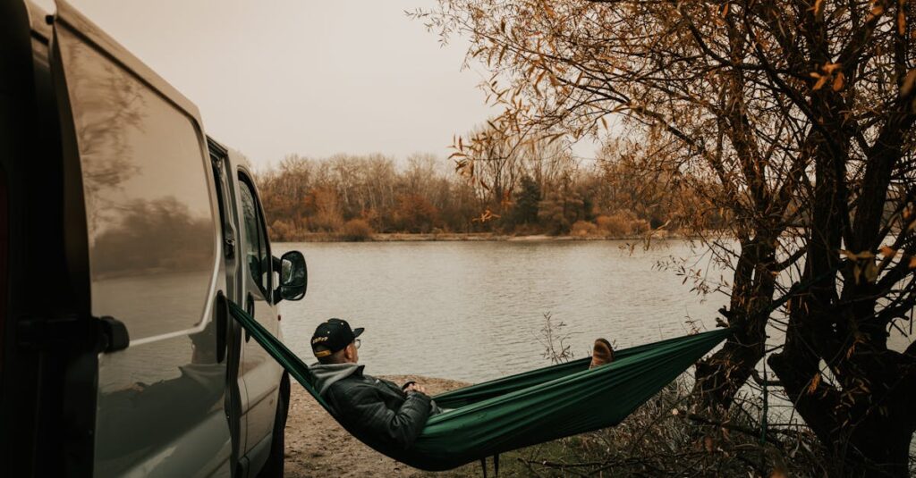 秋キャンプ初心者が準備する防寒装備や持ち物が整っている様子の写真