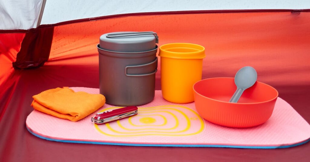 自然の中で快適に料理を楽しめるキャンプ用キッチンの設営イメージ