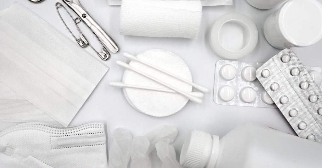 虫刺されや怪我に対応するため応急処置をしている家族