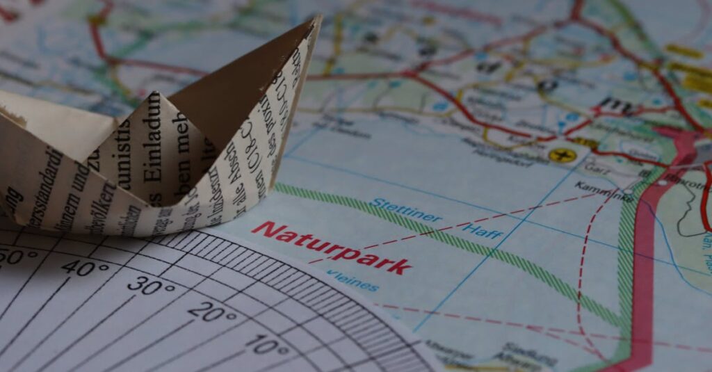 紙の地図やマニュアルでキャンプの情報を確認する様子