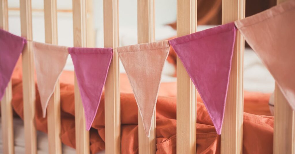 キャンプ用コットで快眠する仕組みを解説した図解画像。通気性や地面との距離が見える構造。寝袋との組み合わせ例も含む。