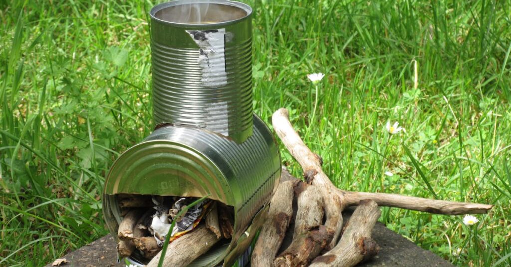 調理道具を忘れたが工夫して食事を楽しむカップルキャンパー