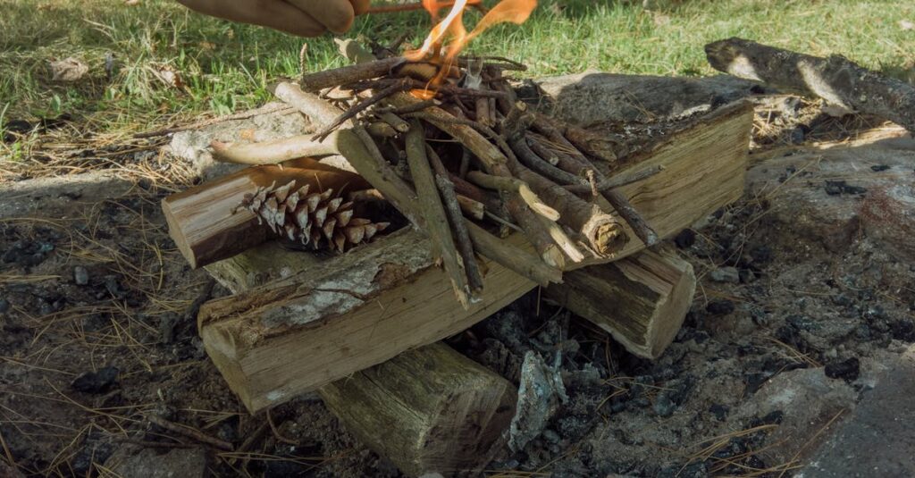 大雨に見舞われながらも工夫してキャンプを続ける男性