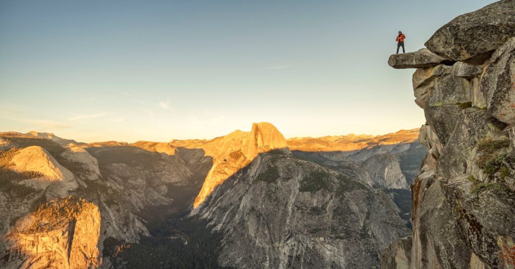 秋キャンプ初心者が準備する防寒装備や持ち物が整っている様子の写真