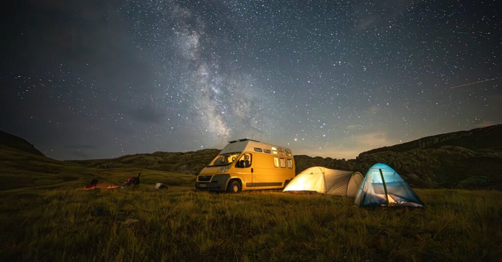 星空の下で焚き火を囲みながら過ごす秋キャンプの幻想的な様子を写した写真