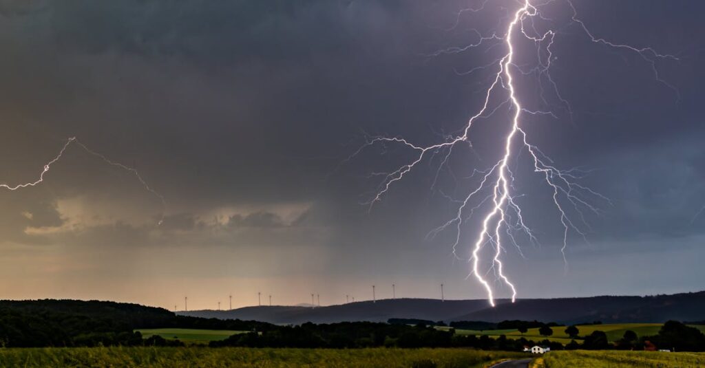突然の雷雨に備えて安全な場所に避難するキャンパーの様子