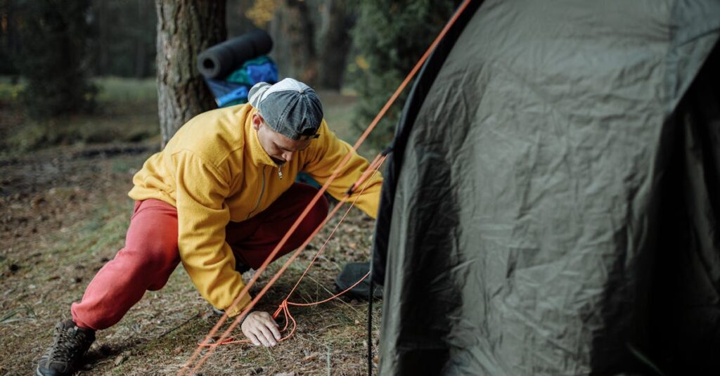 秋キャンプ初心者が準備する防寒装備や持ち物が整っている様子の写真
