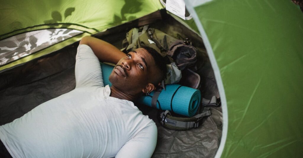 キャンプ用コットで熟睡するキャンパーの様子と、快適な寝具セットを示すイラスト。朝日とともに爽快に目覚めるシーン。