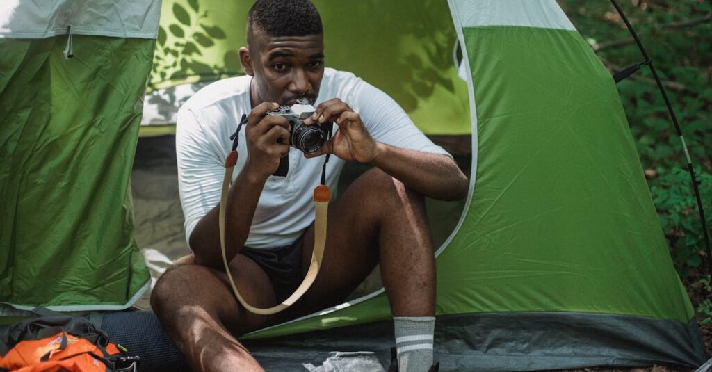 キャンプのために防寒具や虫よけ、応急処置セットを整える様子