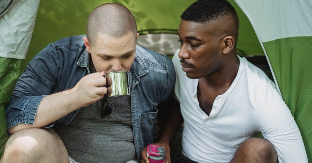 キャンプ用コットで快眠する仕組みを解説した図解画像。通気性や地面との距離が見える構造。寝袋との組み合わせ例も含む。