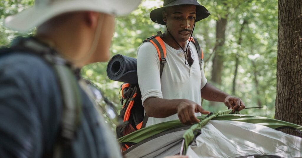 設営中にトラブルが発生し修理しているキャンパーの様子