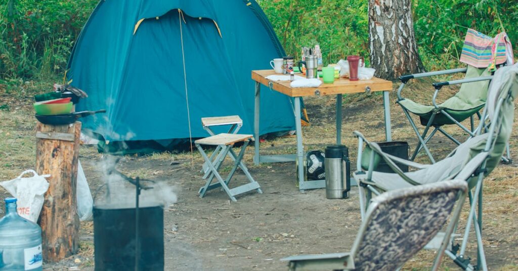 キャンプのために防寒具や虫よけ、応急処置セットを整える様子