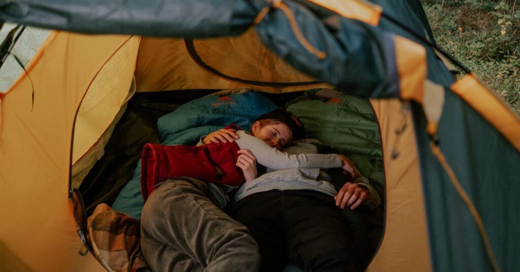 キャンプ用コットで快眠する仕組みを解説した図解画像。通気性や地面との距離が見える構造。寝袋との組み合わせ例も含む。