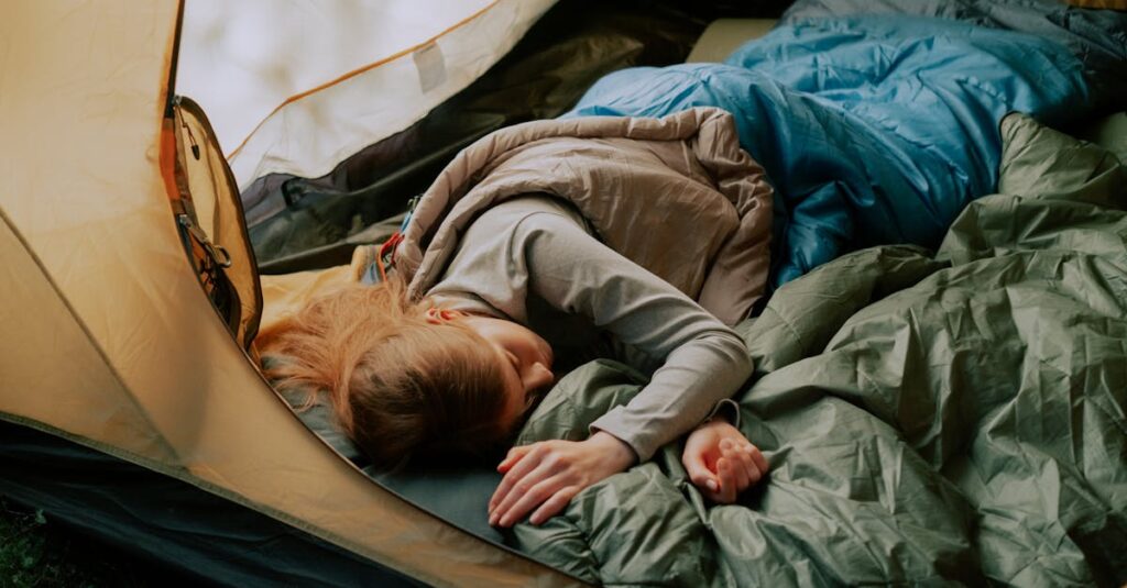 キャンプ用コットで熟睡するキャンパーの様子と、快適な寝具セットを示すイラスト。朝日とともに爽快に目覚めるシーン。