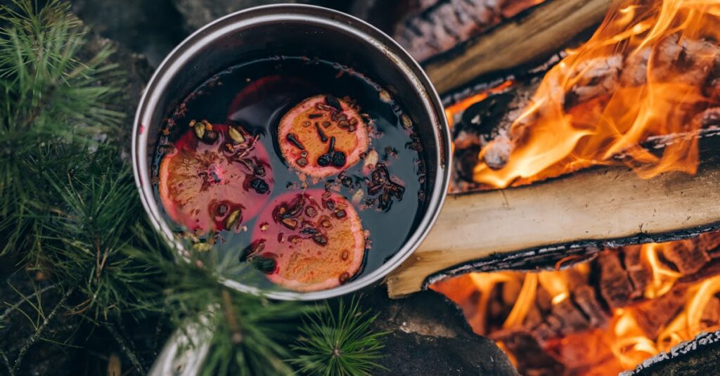 秋の食材を使ったキャンプ飯を焚き火で調理する様子を写した写真