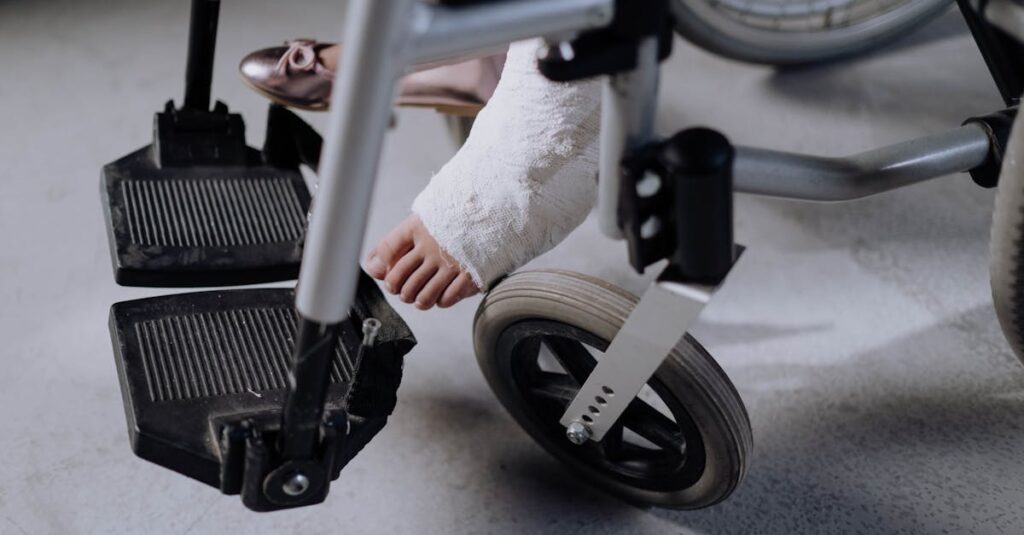 怪我した子どもを応急処置する母親のキャンプ体験