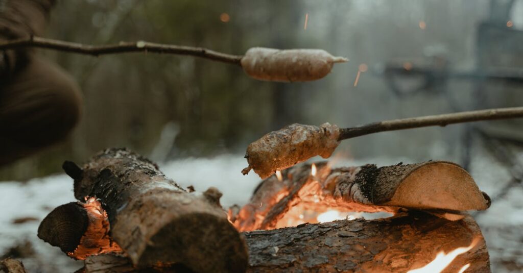 秋の食材を使ったキャンプ飯を焚き火で調理する様子を写した写真