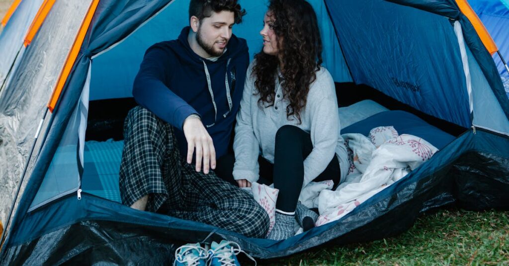 キャンプ用コットで快眠する仕組みを解説した図解画像。通気性や地面との距離が見える構造。寝袋との組み合わせ例も含む。