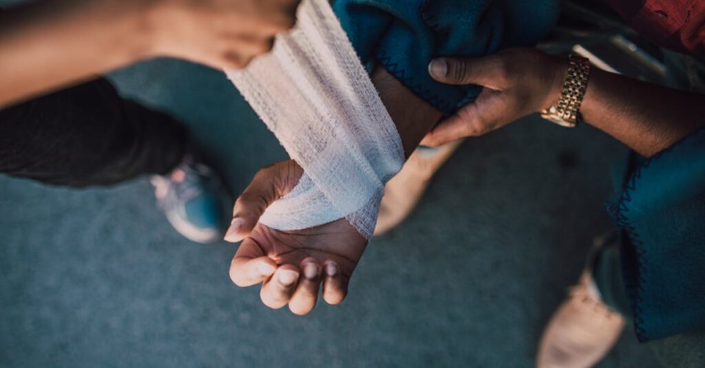 怪我した子どもを応急処置する母親のキャンプ体験