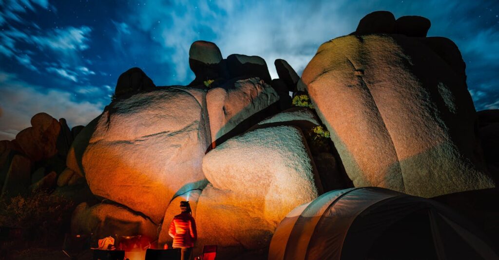 星空の下で焚き火を囲みながら過ごす秋キャンプの幻想的な様子を写した写真