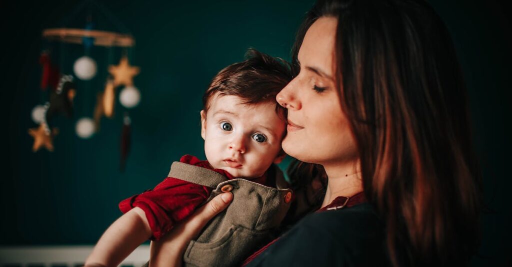 初心者がキャンプ用コットを選ぶ際のポイントや注意点をイラスト付きで説明する図。