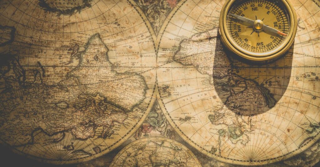 紙の地図やマニュアルでキャンプの情報を確認する様子