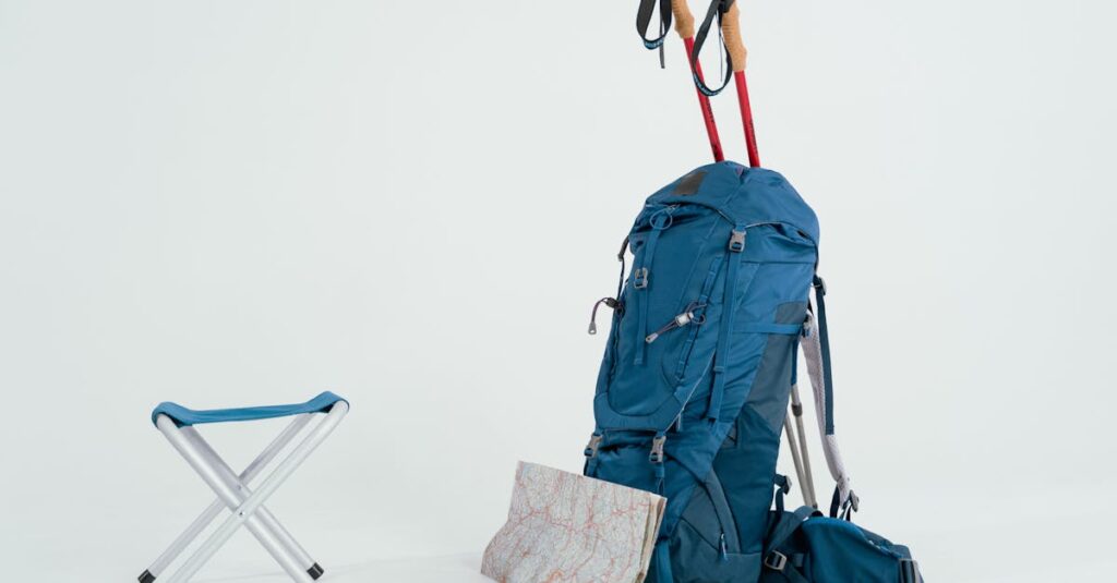 テントポールが壊れて応急処置をしているキャンパー