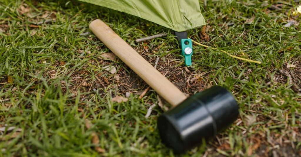 調理道具を忘れたが工夫して食事を楽しむカップルキャンパー