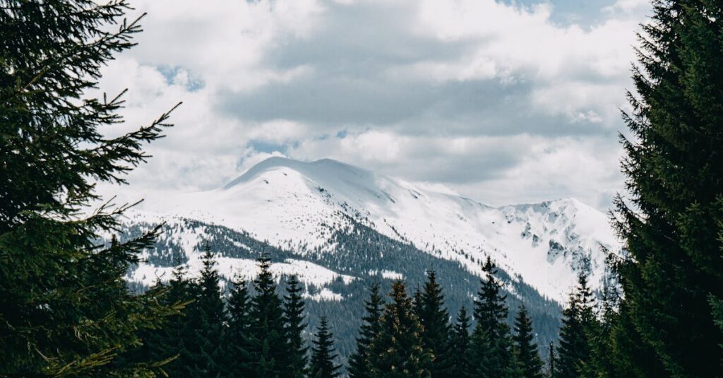 設営中にトラブルが発生し修理しているキャンパーの様子