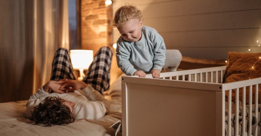 キャンプ用コットで快眠する仕組みを解説した図解画像。通気性や地面との距離が見える構造。寝袋との組み合わせ例も含む。