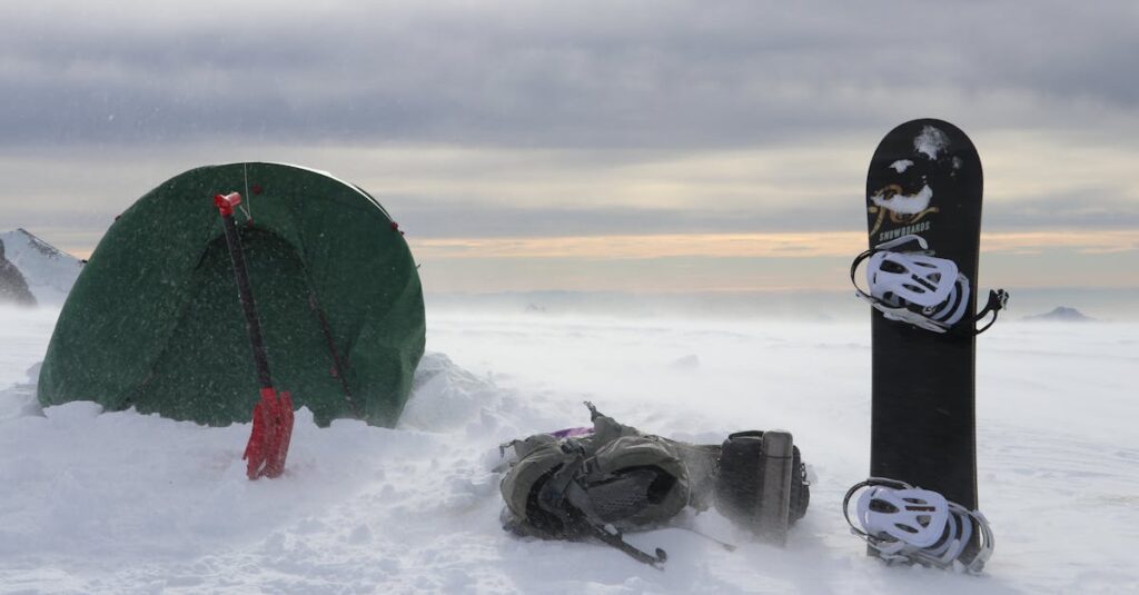 突然の雷雨に備えて安全な場所に避難するキャンパーの様子