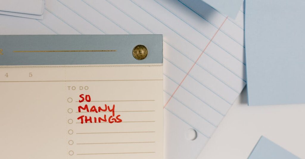 キャンプ撤収中に忘れ物をチェックしている家族